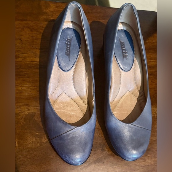 Earth Admiral Blue Leather Women's Heels - Picture 12 of 14